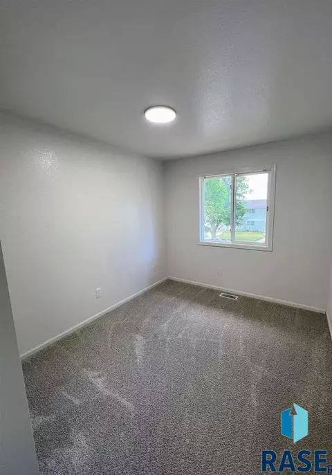 2805 E Bragstad Dr, Sioux Falls, SD 57101 photo 9