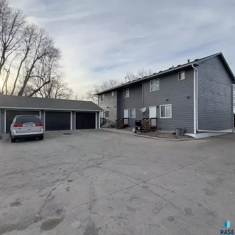 2805 E Bragstad Dr, Sioux Falls, SD 57101 photo 3