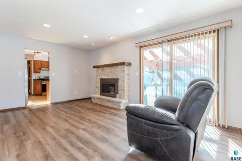 517 E Lotta St, Sioux Falls, SD 57105 photo 8