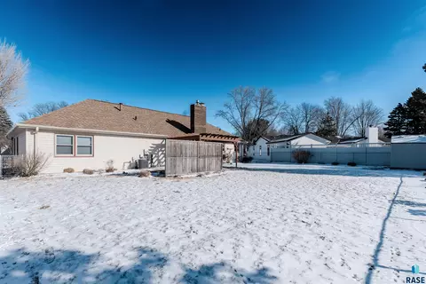 517 E Lotta St, Sioux Falls, SD 57105 photo 6