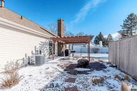 517 E Lotta St, Sioux Falls, SD 57105 photo 5