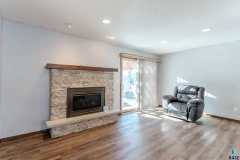 517 E Lotta St, Sioux Falls, SD 57105 photo 9