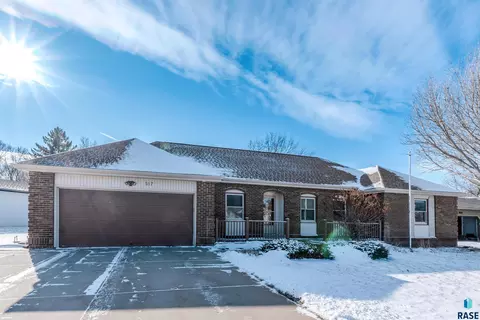 517 E Lotta St, Sioux Falls, SD 57105 photo 2