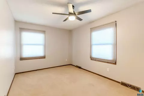 517 E Lotta St, Sioux Falls, SD 57105 photo 23