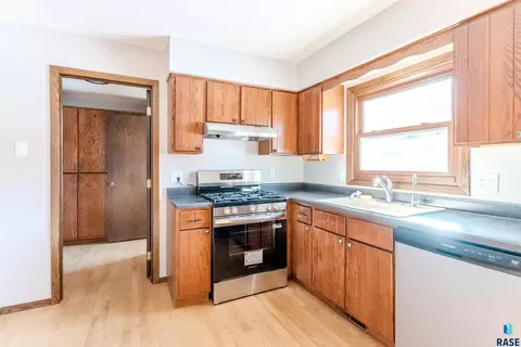 517 E Lotta St, Sioux Falls, SD 57105 photo 12