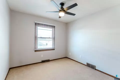 517 E Lotta St, Sioux Falls, SD 57105 photo 17