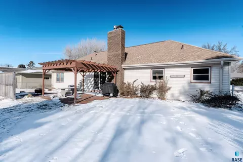 517 E Lotta St, Sioux Falls, SD 57105 photo 4