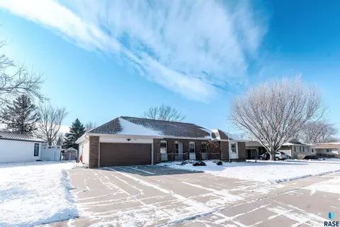 517 E Lotta St, Sioux Falls, SD 57105 photo 3