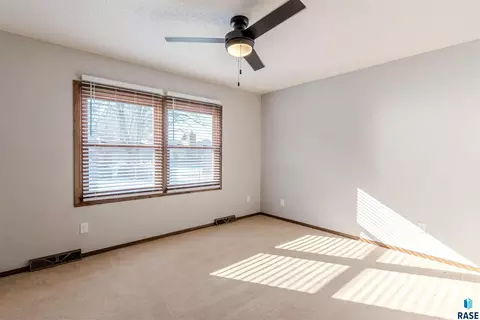517 E Lotta St, Sioux Falls, SD 57105 photo 20