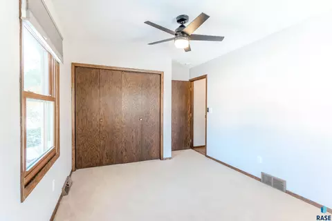 517 E Lotta St, Sioux Falls, SD 57105 photo 21