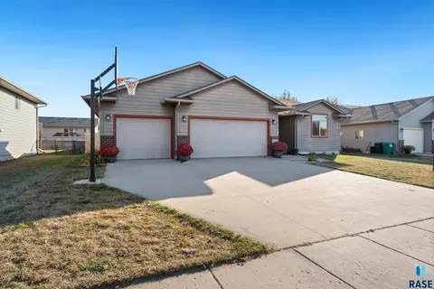 904 Honeysuckle Dr, Harrisburg, SD 57032