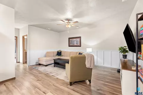107 E Countryside Ave, Lennox, SD 57039