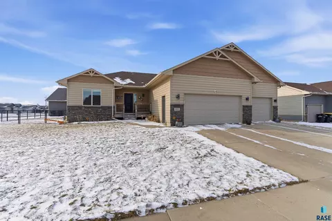 811 S Discovery Ave, Sioux Falls, SD 57106