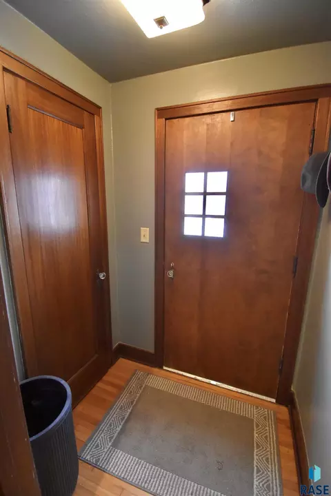 Entry Way - 219 E 33rd St, Sioux Falls, SD 57105 photo 1 of 2