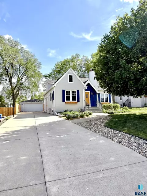 Exterior - 219 E 33rd St, Sioux Falls, SD 57105 photo 3 of 10
