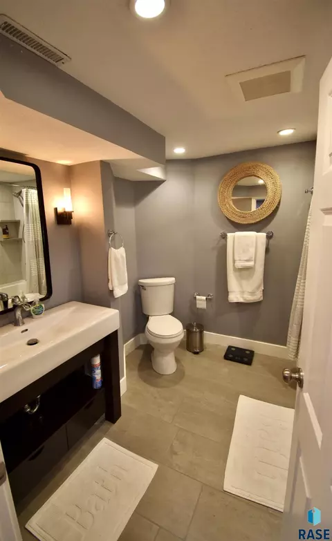Bath - 219 E 33rd St, Sioux Falls, SD 57105 photo 4 of 4