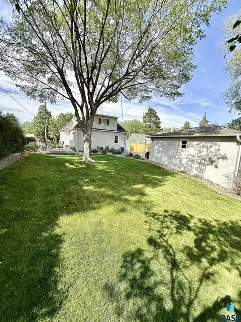 Exterior - 219 E 33rd St, Sioux Falls, SD 57105 photo 7 of 10