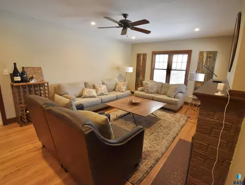 Living - 219 E 33rd St, Sioux Falls, SD 57105 photo 2 of 2