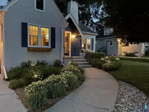 Exterior - 219 E 33rd St, Sioux Falls, SD 57105 photo 2 of 10