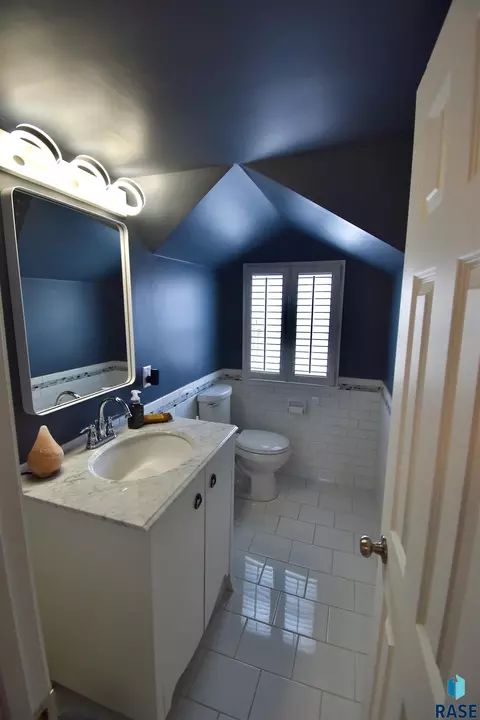 Bath - 219 E 33rd St, Sioux Falls, SD 57105 photo 2 of 4