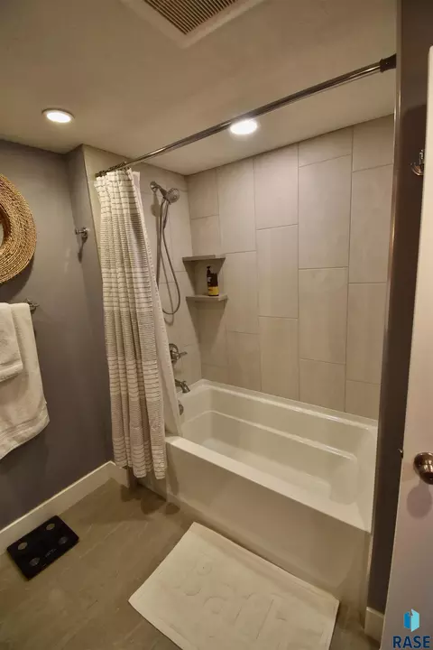 Bath - 219 E 33rd St, Sioux Falls, SD 57105 photo 3 of 4