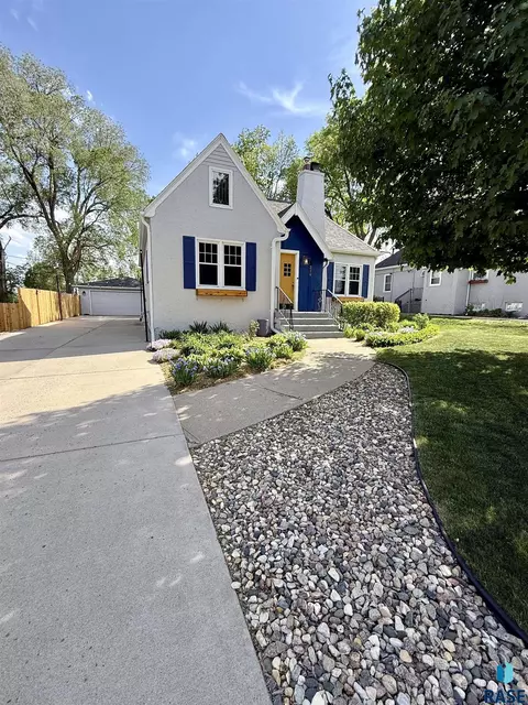 Exterior - 219 E 33rd St, Sioux Falls, SD 57105 photo 9 of 10