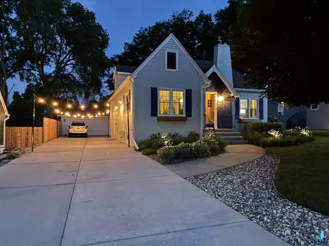 Exterior - 219 E 33rd St, Sioux Falls, SD 57105 photo 4 of 10