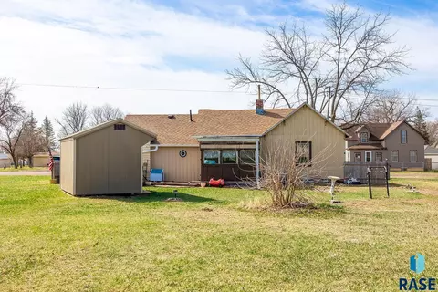 Exterior - 402 E 1st St, Marion, SD 57043 photo 1 of 3