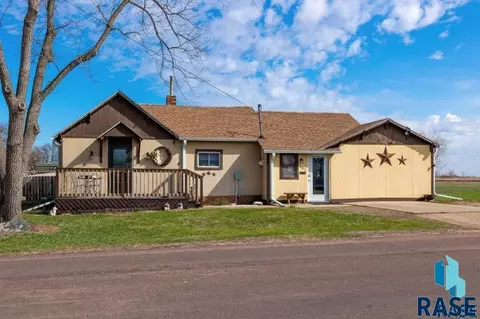 402 E 1st St, Marion, SD 57043