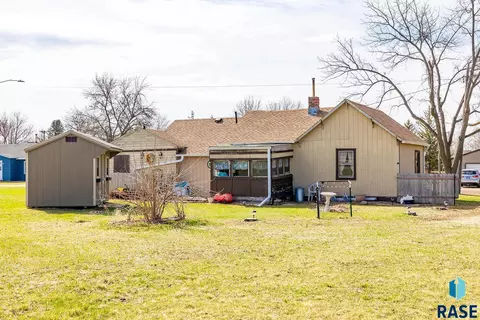 Exterior - 402 E 1st St, Marion, SD 57043 photo 2 of 3