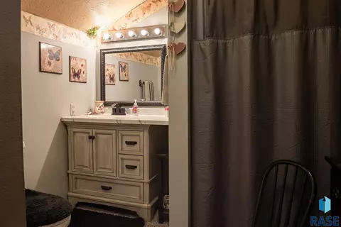Bath - 402 E 1st St, Marion, SD 57043 photo 1 of 2