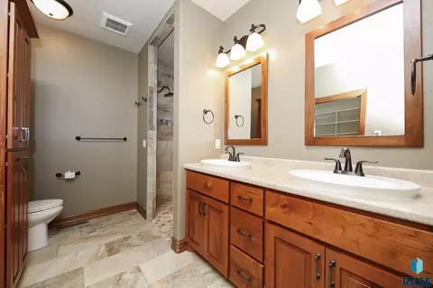 716 E Shadow Creek Ln, Sioux Falls, SD 57108 photo 11