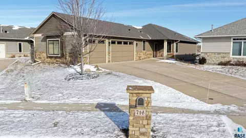 716 E Shadow Creek Ln, Sioux Falls, SD 57108 photo 2