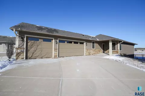 716 E Shadow Creek Ln, Sioux Falls, SD 57108