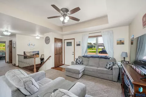 817 N Copper Ave, Brandon, SD 57005 photo 3