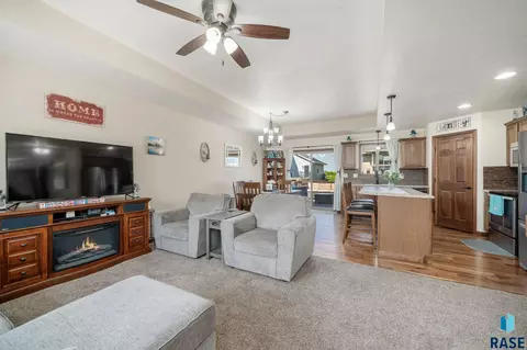 817 N Copper Ave, Brandon, SD 57005 photo 4