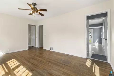 604 S Willow Ave, Sioux Falls, SD 57104 photo 2