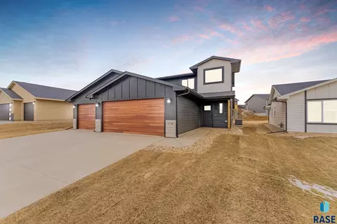 1740 N Hyssop Dr, Sioux Falls, SD 57110