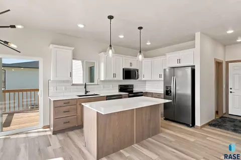 Kitchen - 5401 E Brennan Dr, Sioux Falls, SD 57110 photo 2 of 3