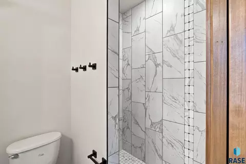 Bath - 5401 E Brennan Dr, Sioux Falls, SD 57110 photo 2 of 4