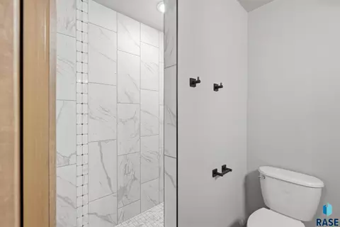 Bath - 5317 E Brennan Dr, Sioux Falls, SD 57110 photo 2 of 4