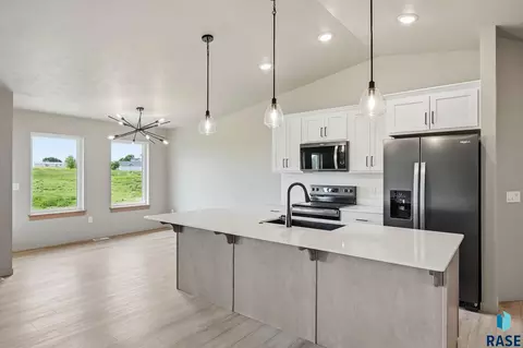 Kitchen - 5317 E Brennan Dr, Sioux Falls, SD 57110 photo 2 of 3