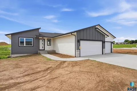 5317 E Brennan Dr, Sioux Falls, SD 57110