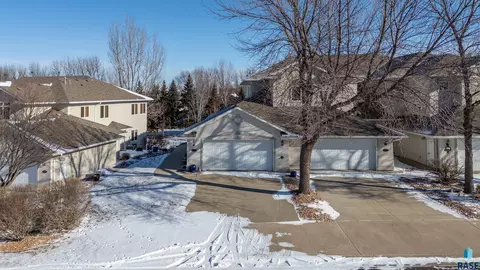 5800 S Shadow Wood Pl, Sioux Falls, SD 57108