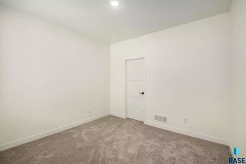 7225 E Waters Edge Pl, Sioux Falls, SD 57110 photo 12