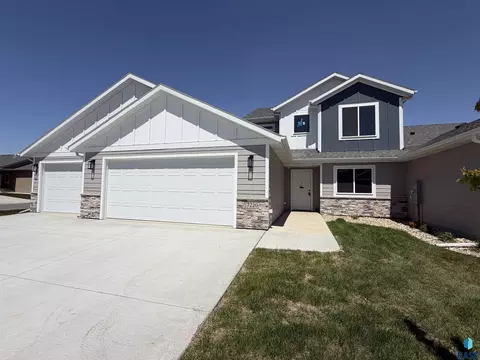 7220 E Waters Edge Pl, Sioux Falls, SD 57110