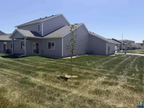 7220 E Waters Edge Pl, Sioux Falls, SD 57110 photo 2