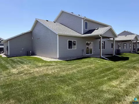 7226 E Waters Edge Pl, Sioux Falls, SD 57110 photo 2