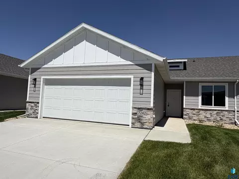 7242 E Waters Edge Pl, Sioux Falls, SD 57110