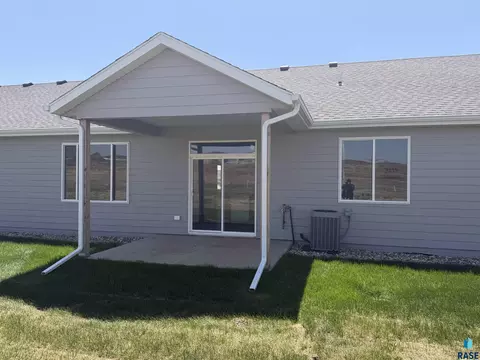 7242 E Waters Edge Pl, Sioux Falls, SD 57110 photo 2